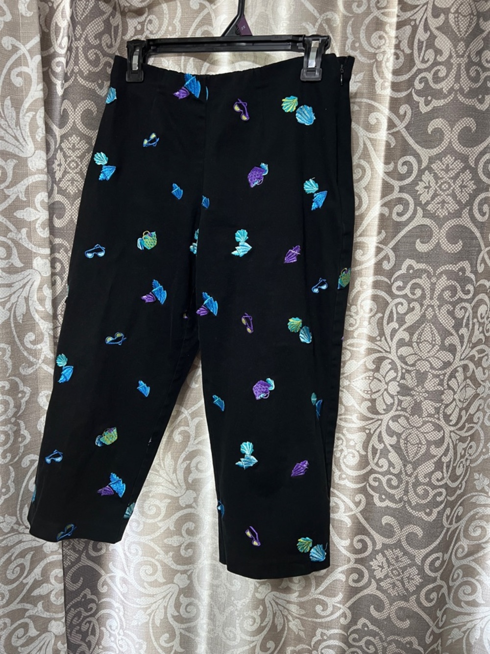 Coldwater Creek Petite Black  Embroidered Sea Shells Capris